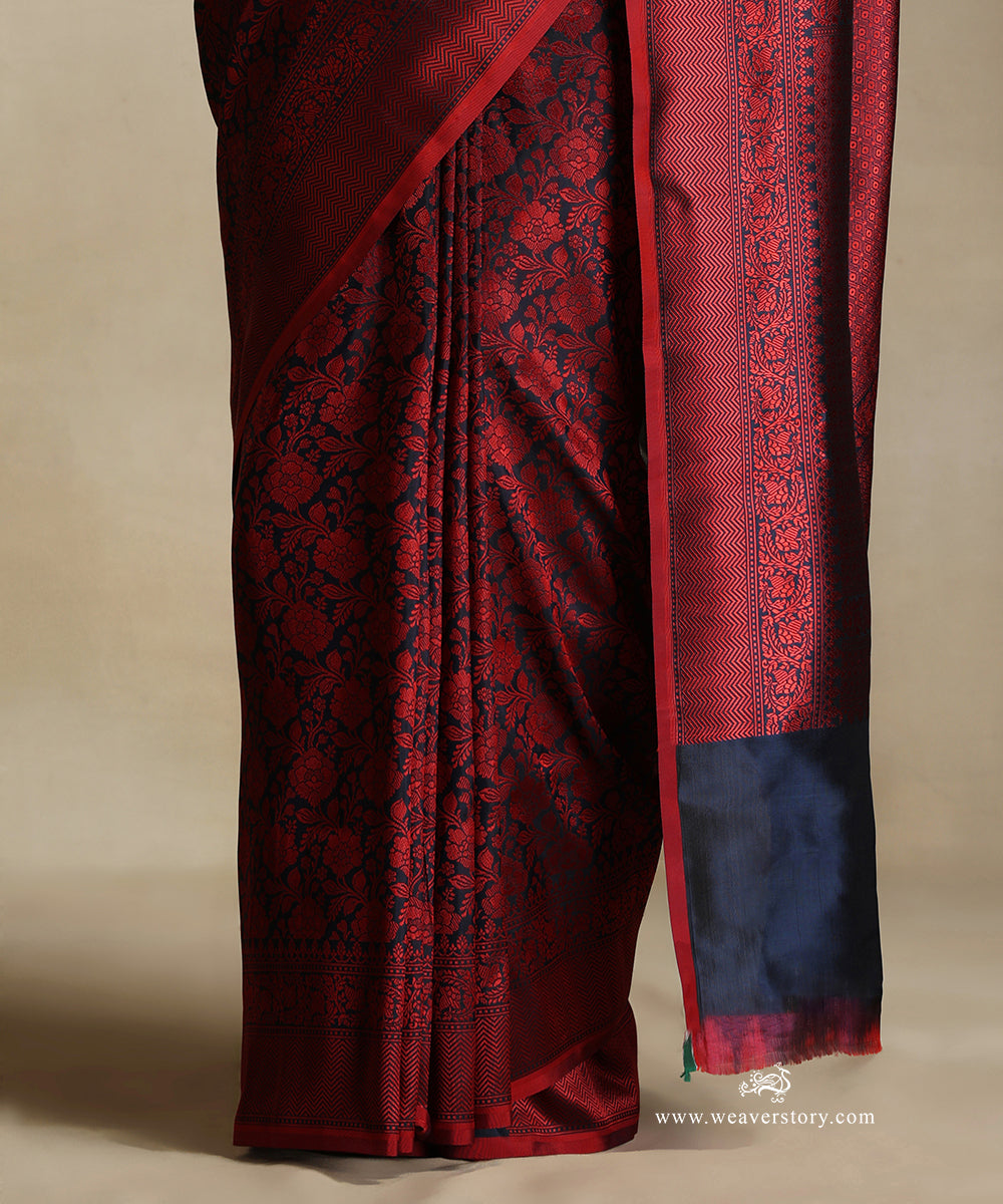 Handloom_Navy_Blue_Pure_Katan_Silk_Tanchoi_Banarasi_Saree_With_Red_Flower_Jaal_And_Zigzag_Border_WeaverStory_05