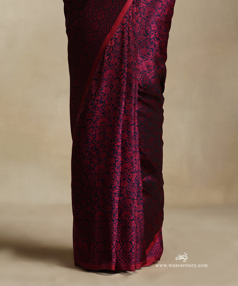 Handloom_Navy_Pure_Katan_Silk_Tanchoi_Banarasi_Saree_With_Magenta_Flower_Jaal_WeaverStory_04