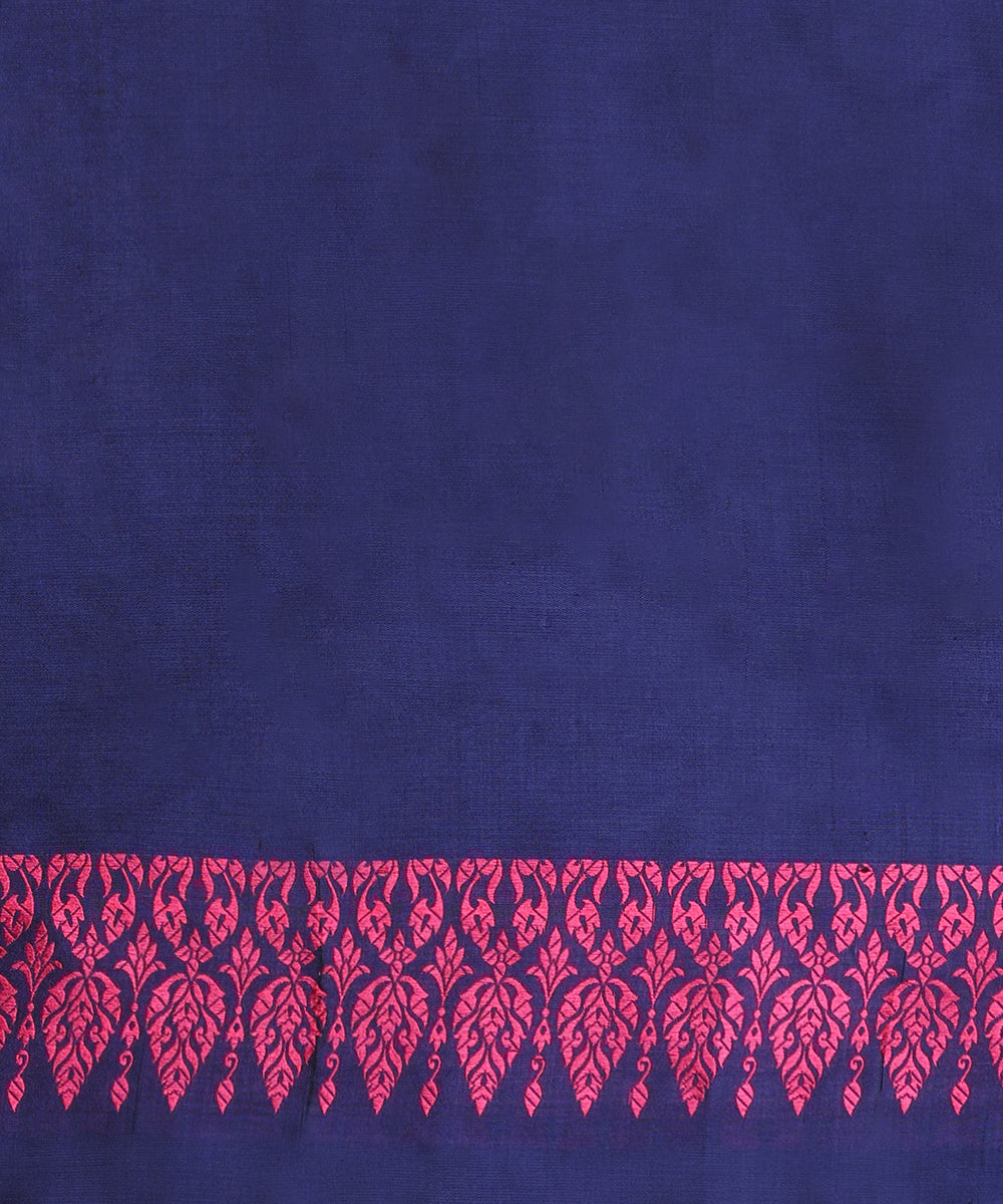 Handloom_Navy_Pure_Katan_Silk_Tanchoi_Banarasi_Saree_With_Magenta_Flower_Jaal_WeaverStory_05