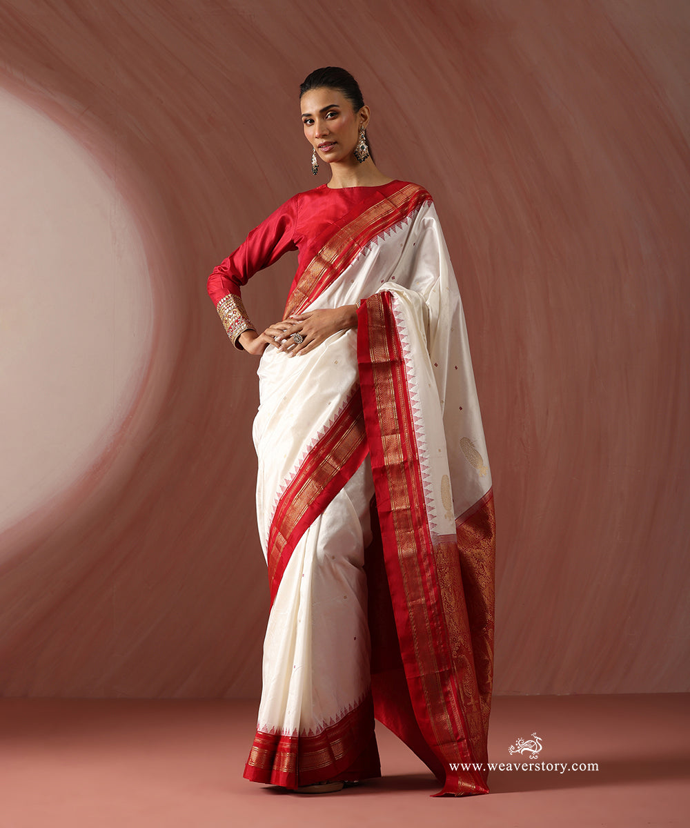 White_Handloom_Pure_Katan_Silk_Traditional_Kanjivaram_Saree_With_Maroon_Border_And_Pallu_With_Temple_Border_WeaverStory_01