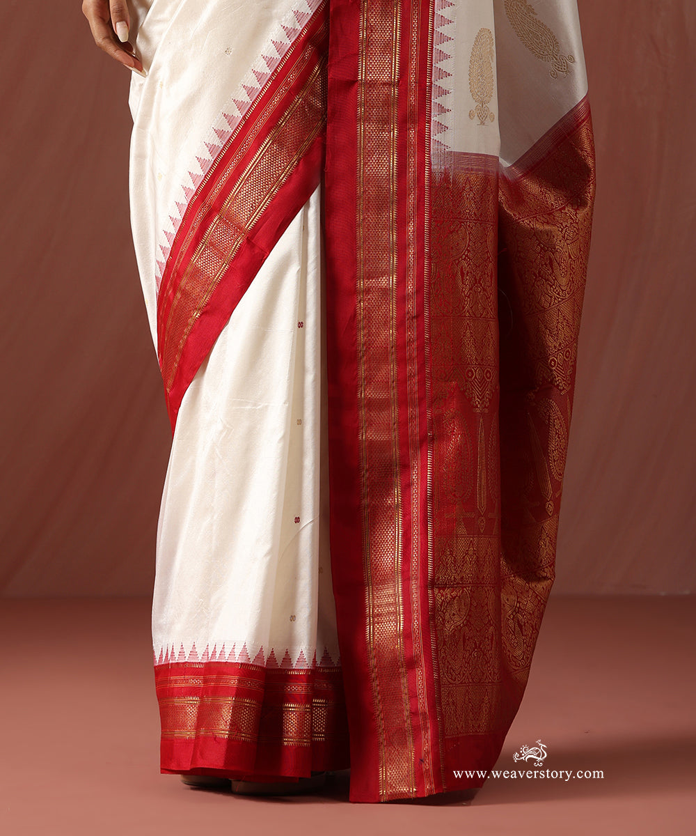 White_Handloom_Pure_Katan_Silk_Traditional_Kanjivaram_Saree_With_Maroon_Border_And_Pallu_With_Temple_Border_WeaverStory_04