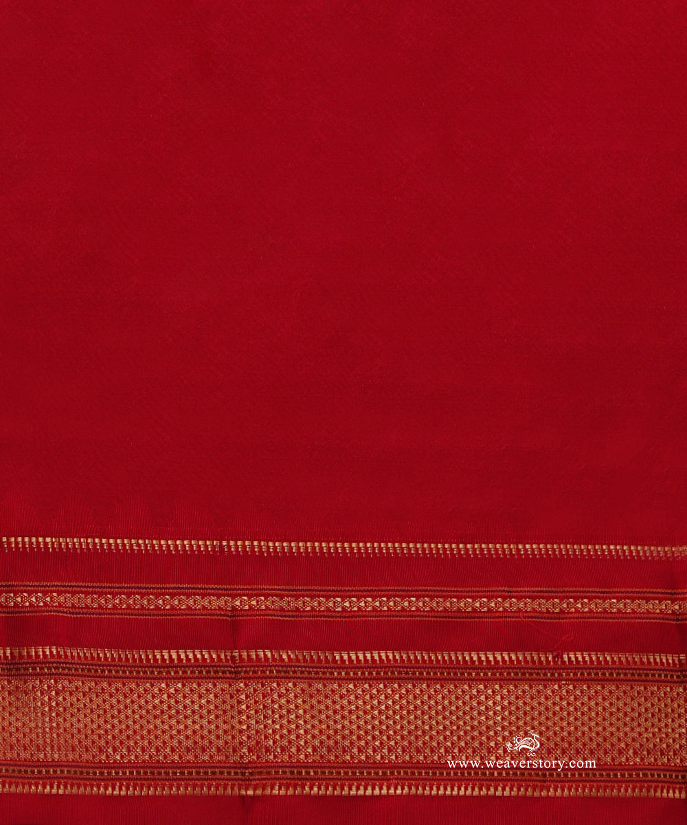 White_Handloom_Pure_Katan_Silk_Traditional_Kanjivaram_Saree_With_Maroon_Border_And_Pallu_With_Temple_Border_WeaverStory_05