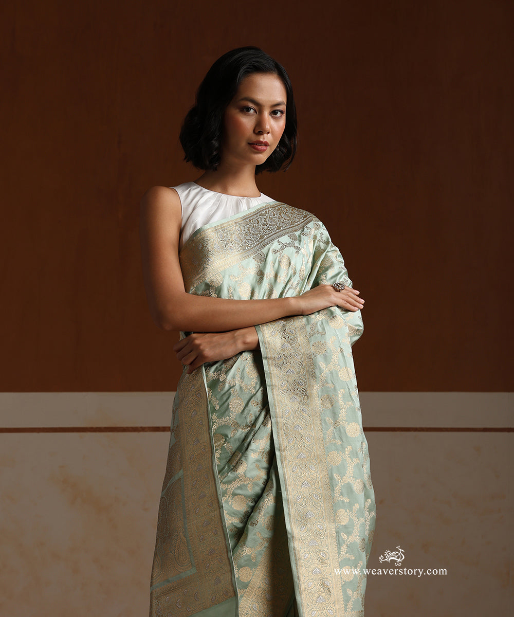 Pastel_Green_Handloom_Pure_Satin_Silk_Banarasi_Saree_With_All_Over_Cutwork_Floral_Jaal_And_Meenadar_Border_WeaverStory_02
