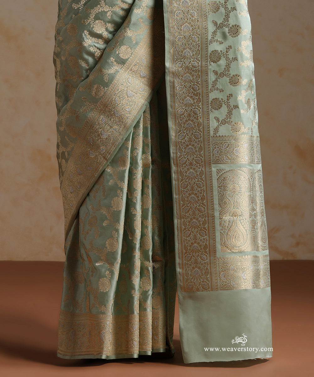 Pastel_Green_Handloom_Pure_Satin_Silk_Banarasi_Saree_With_All_Over_Cutwork_Floral_Jaal_And_Meenadar_Border_WeaverStory_04