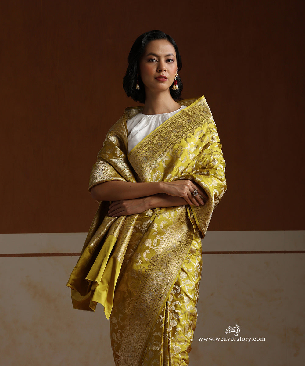 Yellow_Handloom_Pure_Satin_Silk_Banarasi_Saree_With_All_Over_Cutwork_Floral_Jaal_And_Meenadar_Border_WeaverStory_02