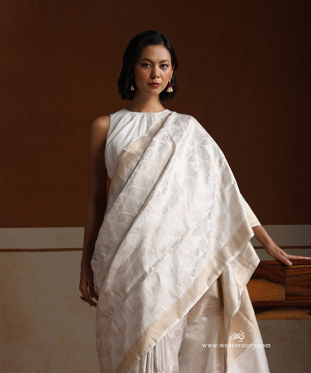 White_Handloom_Pure_Satin_Silk_Banarasi_Tanchoi_Saree_With_Silver_Zari_Piple_Leaf_Motifs_WeaverStory_02