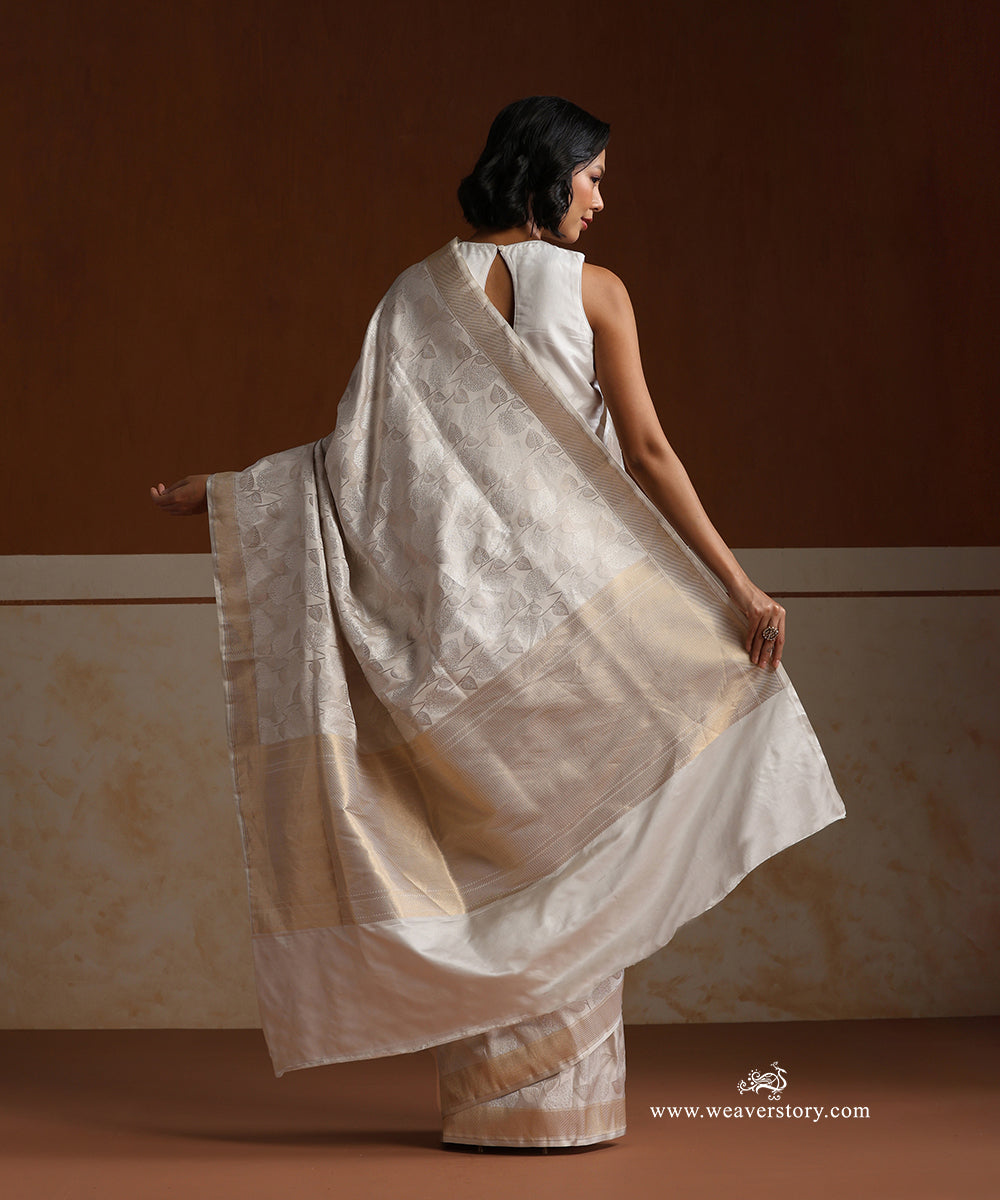 White_Handloom_Pure_Satin_Silk_Banarasi_Tanchoi_Saree_With_Silver_Zari_Piple_Leaf_Motifs_WeaverStory_03