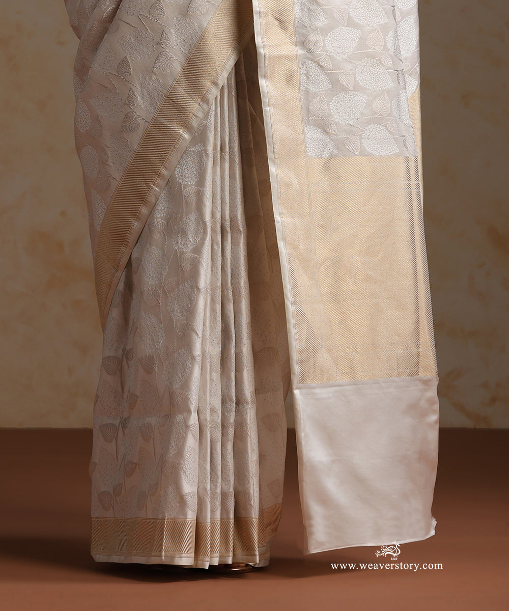 White_Handloom_Pure_Satin_Silk_Banarasi_Tanchoi_Saree_With_Silver_Zari_Piple_Leaf_Motifs_WeaverStory_04