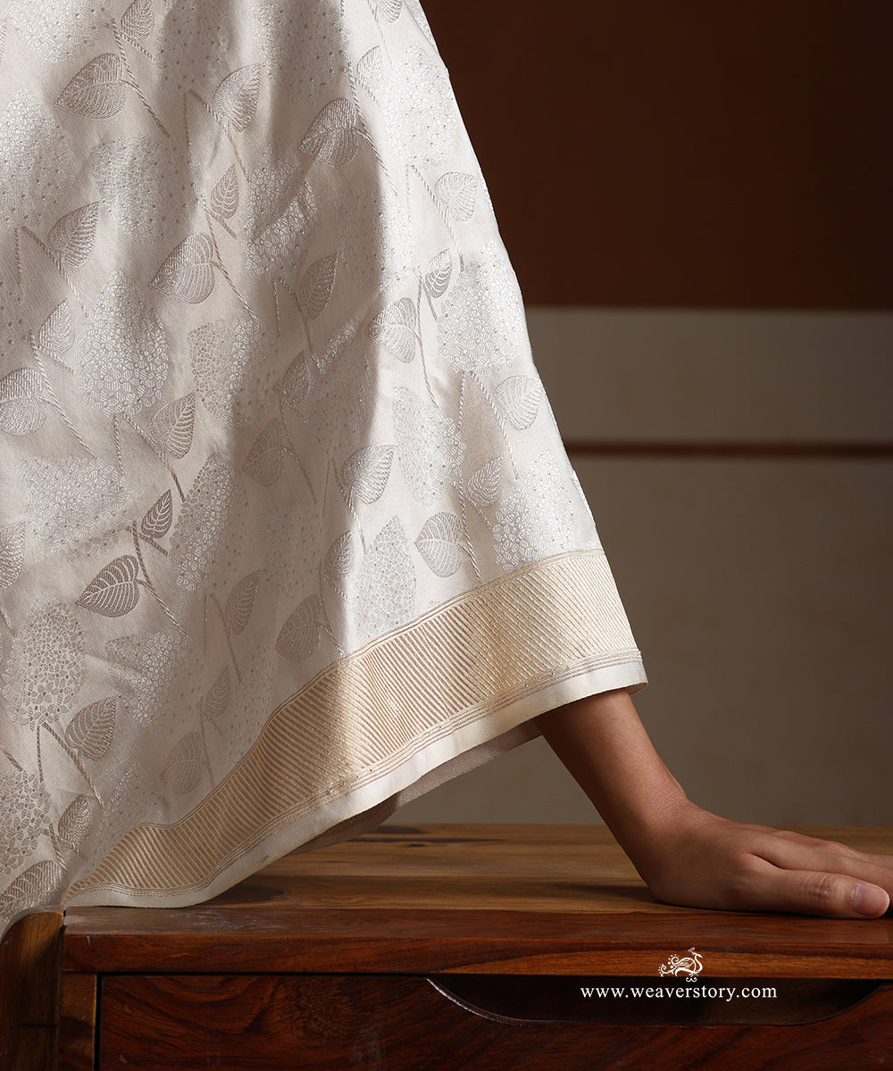White_Handloom_Pure_Satin_Silk_Banarasi_Tanchoi_Saree_With_Silver_Zari_Piple_Leaf_Motifs_WeaverStory_05