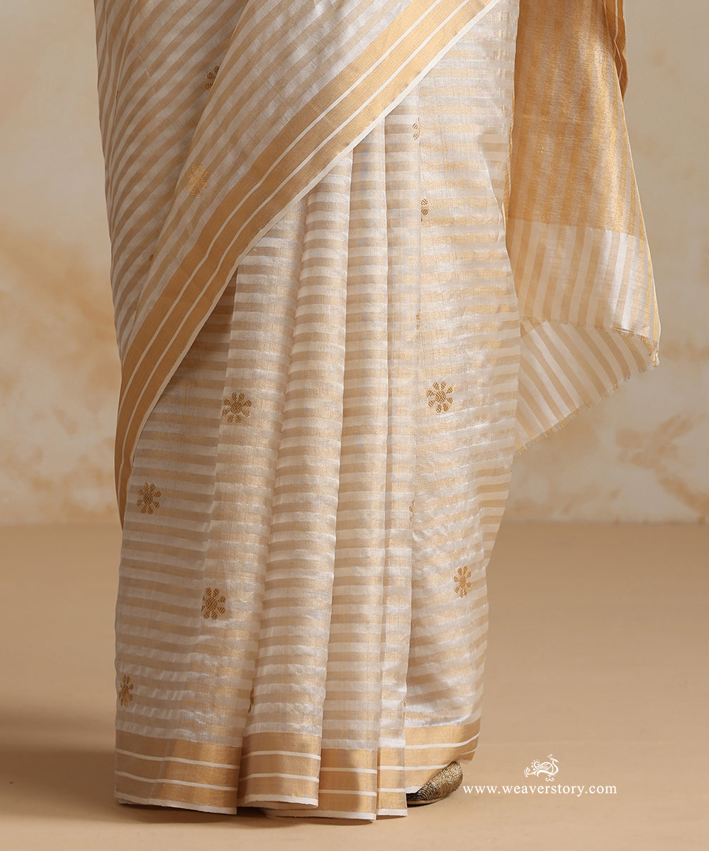 Handloom_Off_White_Pure_Silk_Chanderi_Saree_With_Gold_Lines_And_Small_Gold_Zari_Flower_WeaverStory_04