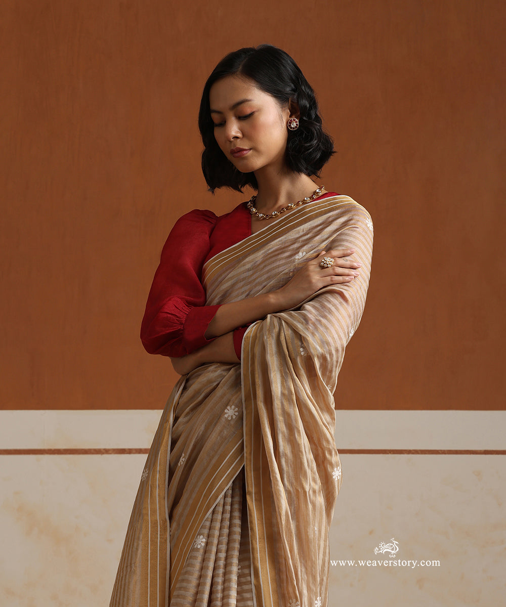 Handloom_Dusty_Grey_Pure_Soft_Silk_Chanderi_Saree_With_Gold_Lines_And_Small_Resham_Flower_WeaverStory_02