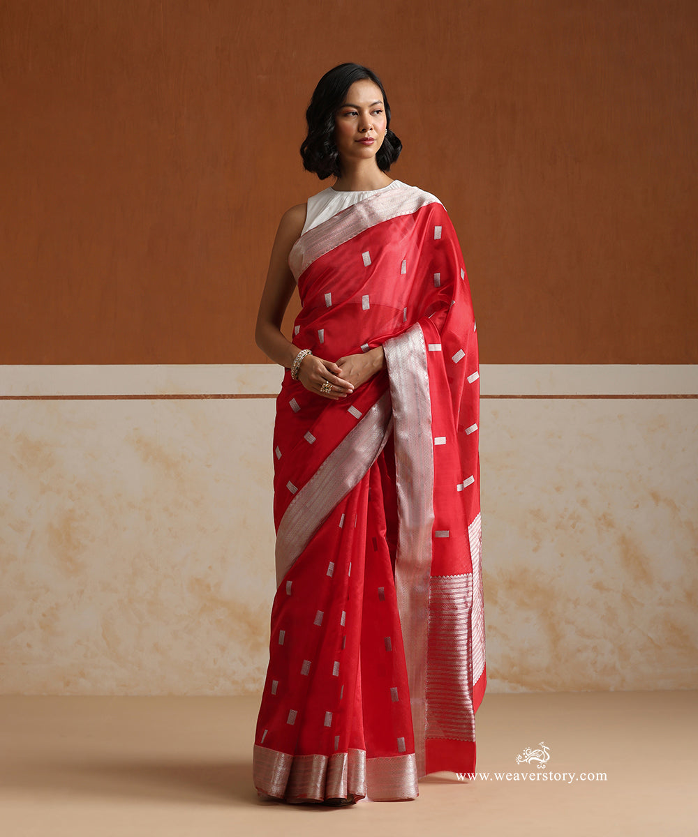 Red_Handloom_Pure_Silk_Chanderi_Saree_With_Silver_Zari_Small_Box_Motif_And_Soft_Pink_Broder_WeaverStory_01
