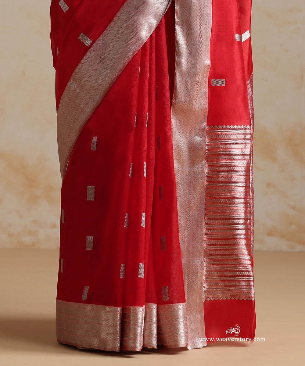 Red_Handloom_Pure_Silk_Chanderi_Saree_With_Silver_Zari_Small_Box_Motif_And_Soft_Pink_Broder_WeaverStory_04