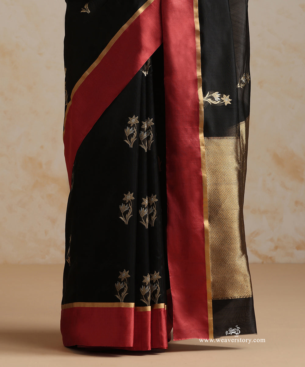 Black_Handloom_Pure_Silk_Chanderi_Saree_With_Tulip_Flower_Motifs_And_Dark_Peach_Mashroo_Border_WeaverStory_04