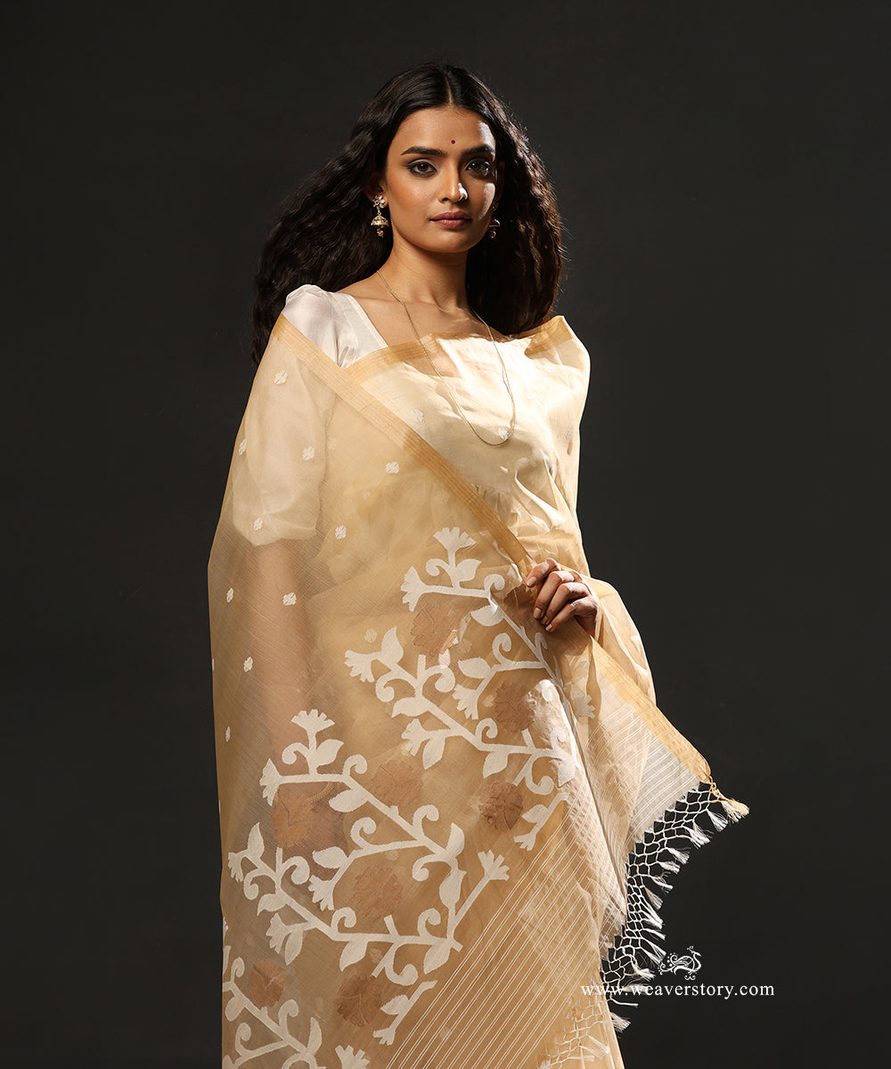 Pearl_Cream_Handloom_Pure_Silk_Muslin_Dhakai_Booti_Jamadani_Saree_With_Flowers_Motifs_On_Pallu_WeaverStory_02