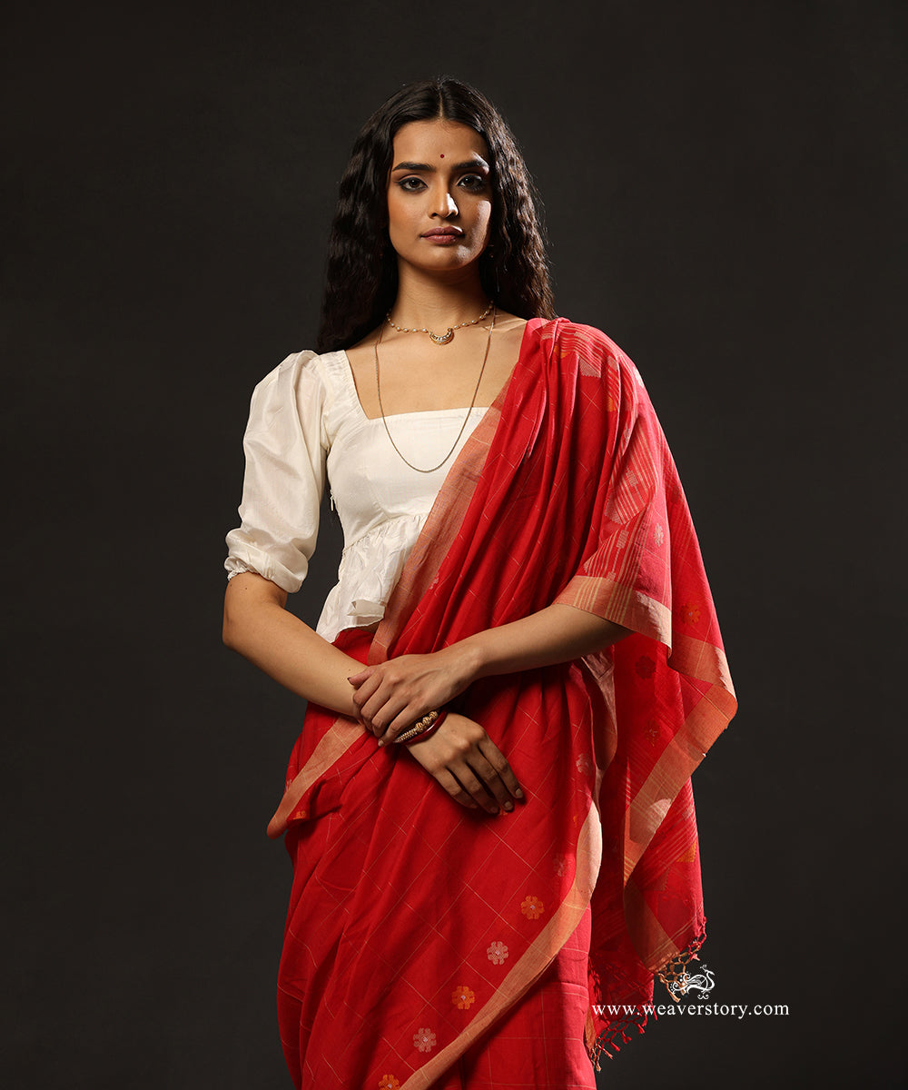 Red_Handloom_Pure_Mulmul_Dhakai_Jamdani_Saree_With_Check_Pattern_And_Flower_Boota_WeaverStory_02