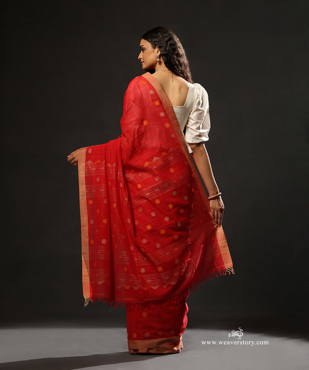 Red_Handloom_Pure_Mulmul_Dhakai_Jamdani_Saree_With_Check_Pattern_And_Flower_Boota_WeaverStory_03
