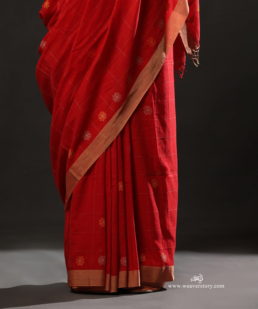 Red_Handloom_Pure_Mulmul_Dhakai_Jamdani_Saree_With_Check_Pattern_And_Flower_Boota_WeaverStory_04