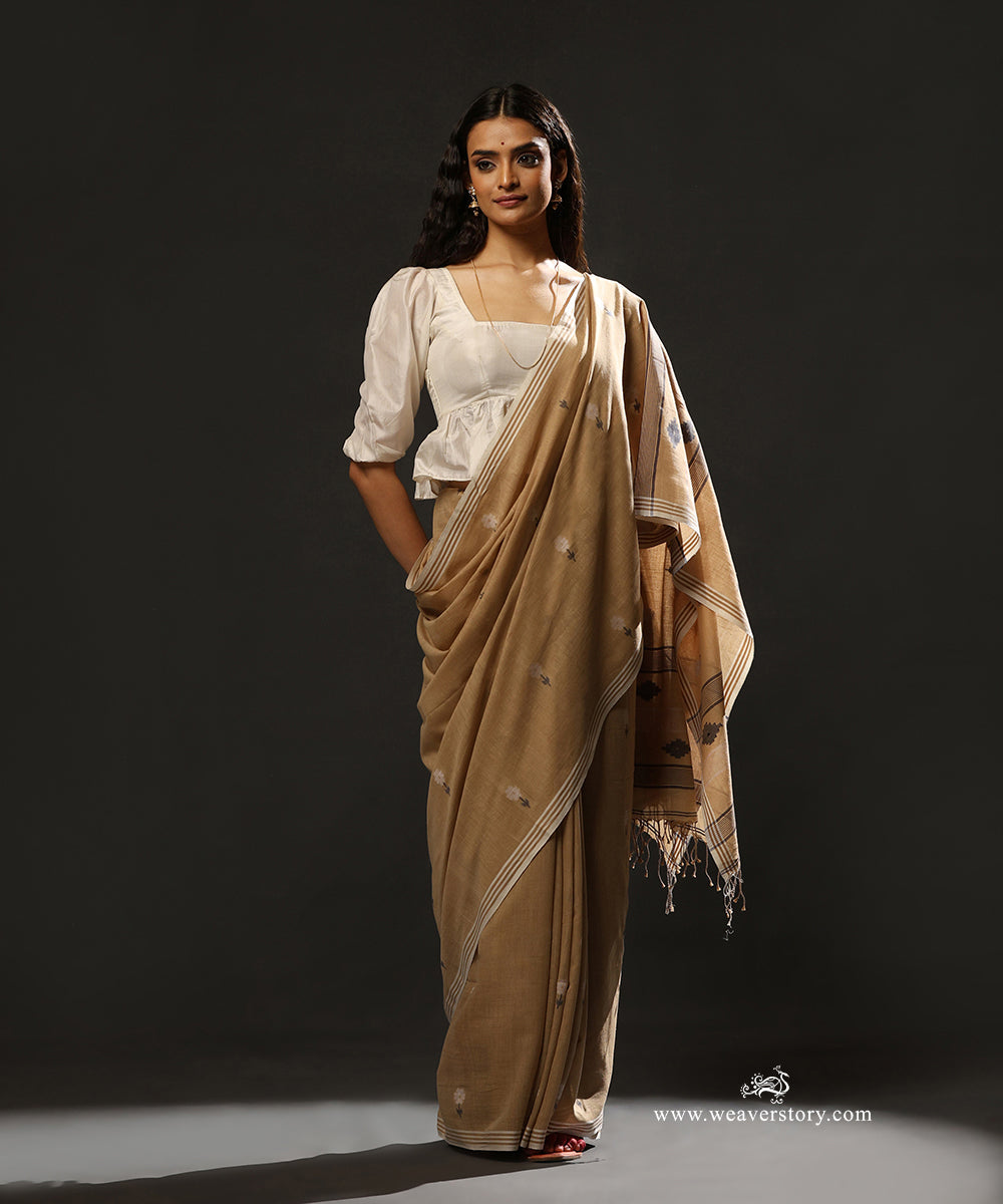 Sand_Beige_Handloom_Pure_Mulmul_Dhakai_Jamdani_Saree_With_Periwinkle_Flowers_Motifs_WeaverStory_01