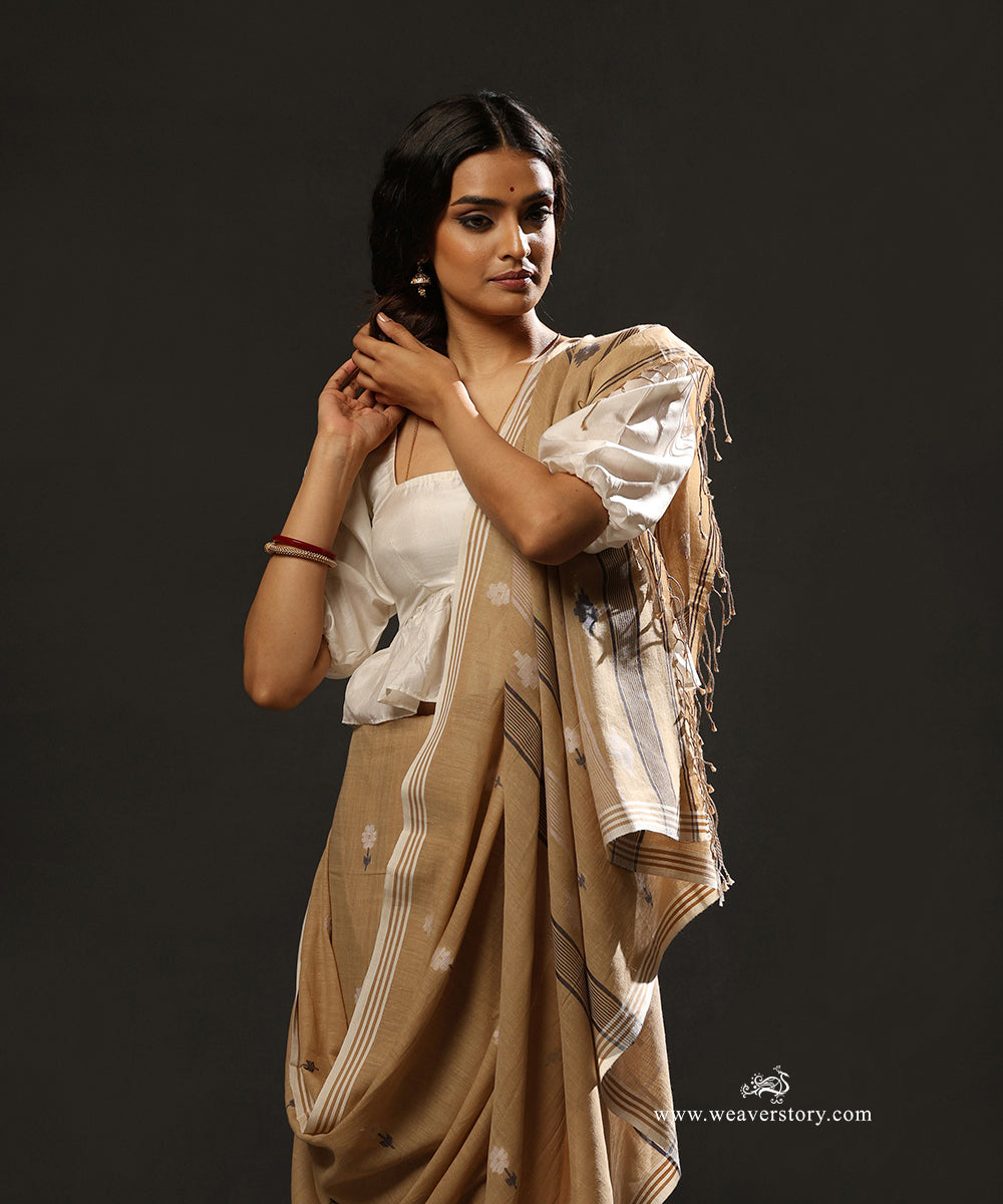 Sand_Beige_Handloom_Pure_Mulmul_Dhakai_Jamdani_Saree_With_Periwinkle_Flowers_Motifs_WeaverStory_02