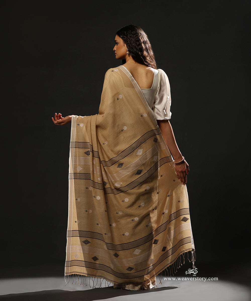 Sand_Beige_Handloom_Pure_Mulmul_Dhakai_Jamdani_Saree_With_Periwinkle_Flowers_Motifs_WeaverStory_03