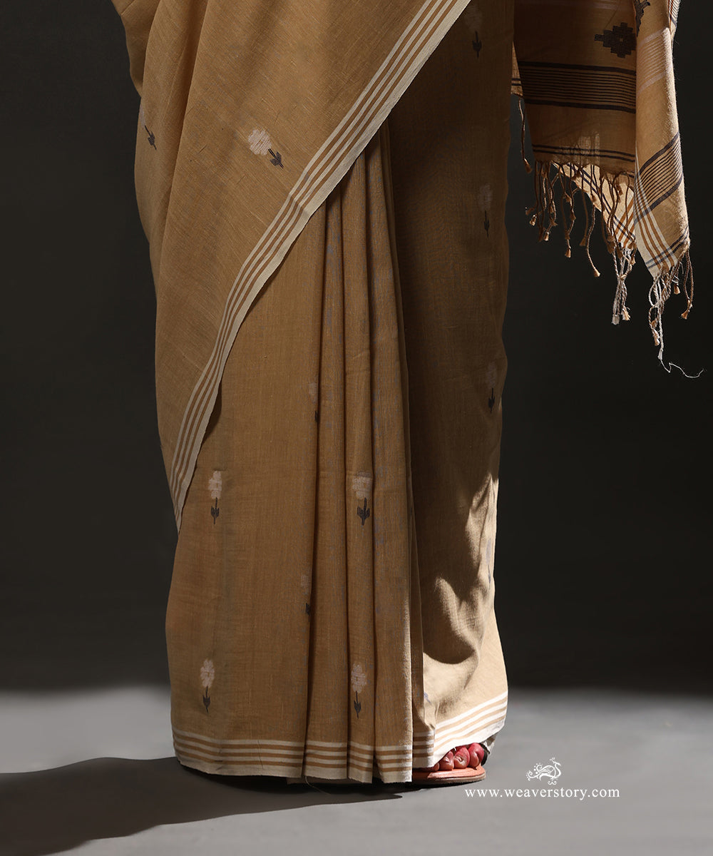Sand_Beige_Handloom_Pure_Mulmul_Dhakai_Jamdani_Saree_With_Periwinkle_Flowers_Motifs_WeaverStory_04
