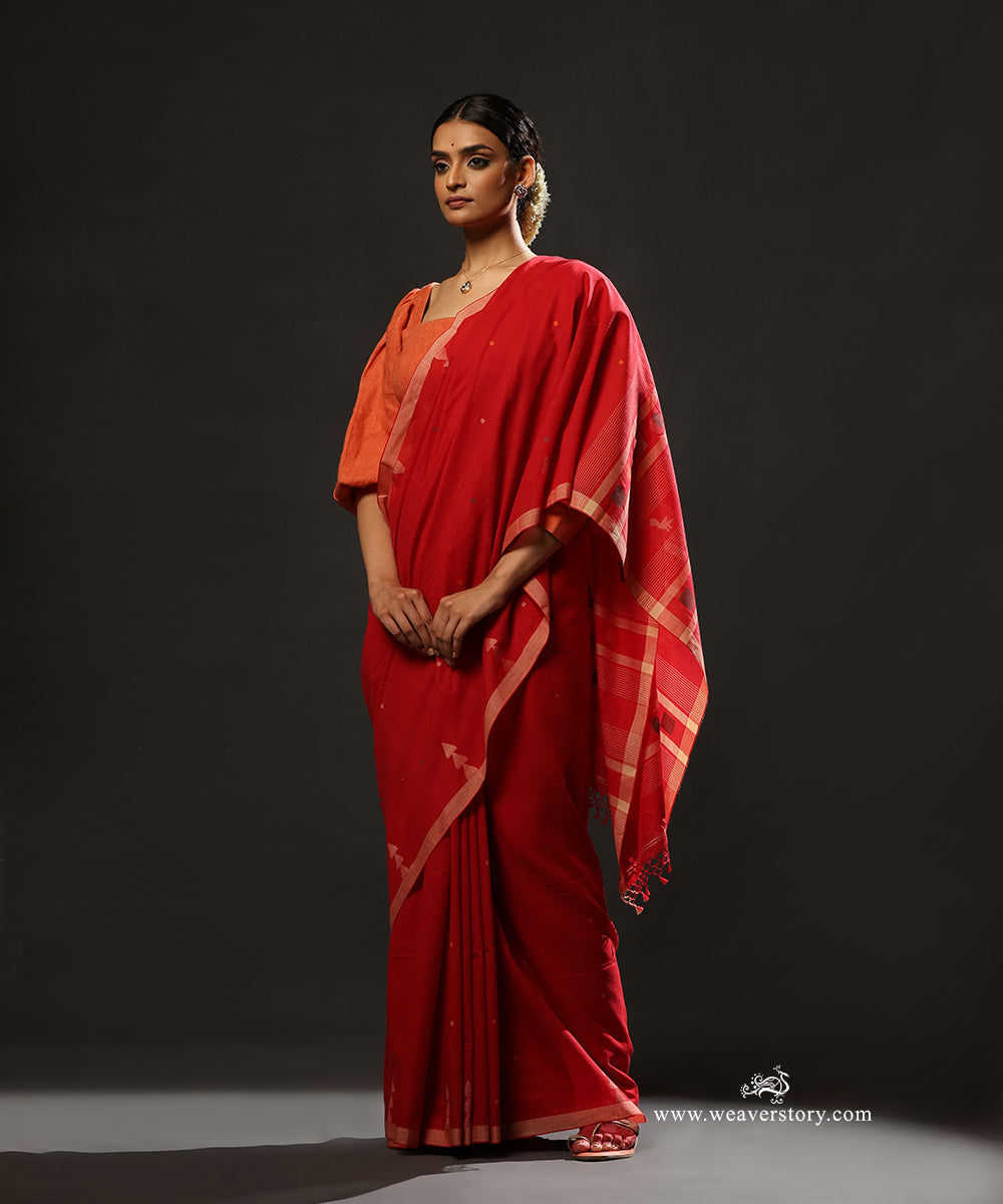 Red_Handloom_Pure_Mulmul_Dhakai_Jamdani_Saree_With_Small_Booti_And_Small_Birds_On_Palla_WeaverStory_01