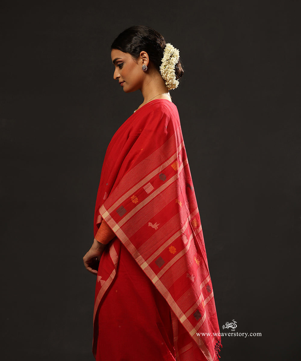 Red_Handloom_Pure_Mulmul_Dhakai_Jamdani_Saree_With_Small_Booti_And_Small_Birds_On_Palla_WeaverStory_02