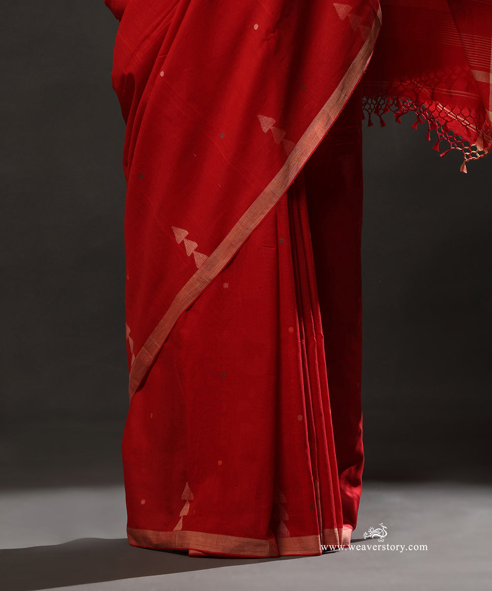 Red_Handloom_Pure_Mulmul_Dhakai_Jamdani_Saree_With_Small_Booti_And_Small_Birds_On_Palla_WeaverStory_04