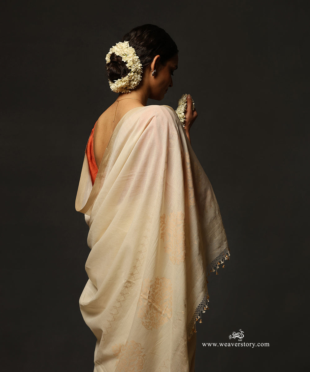 Ivory_Handloom_Pure_Mulmul_Plain_Dhakai_Jamdani_Saree_Saree_With_Rangoli_Motifs_On_Palla_WeaverStory_02