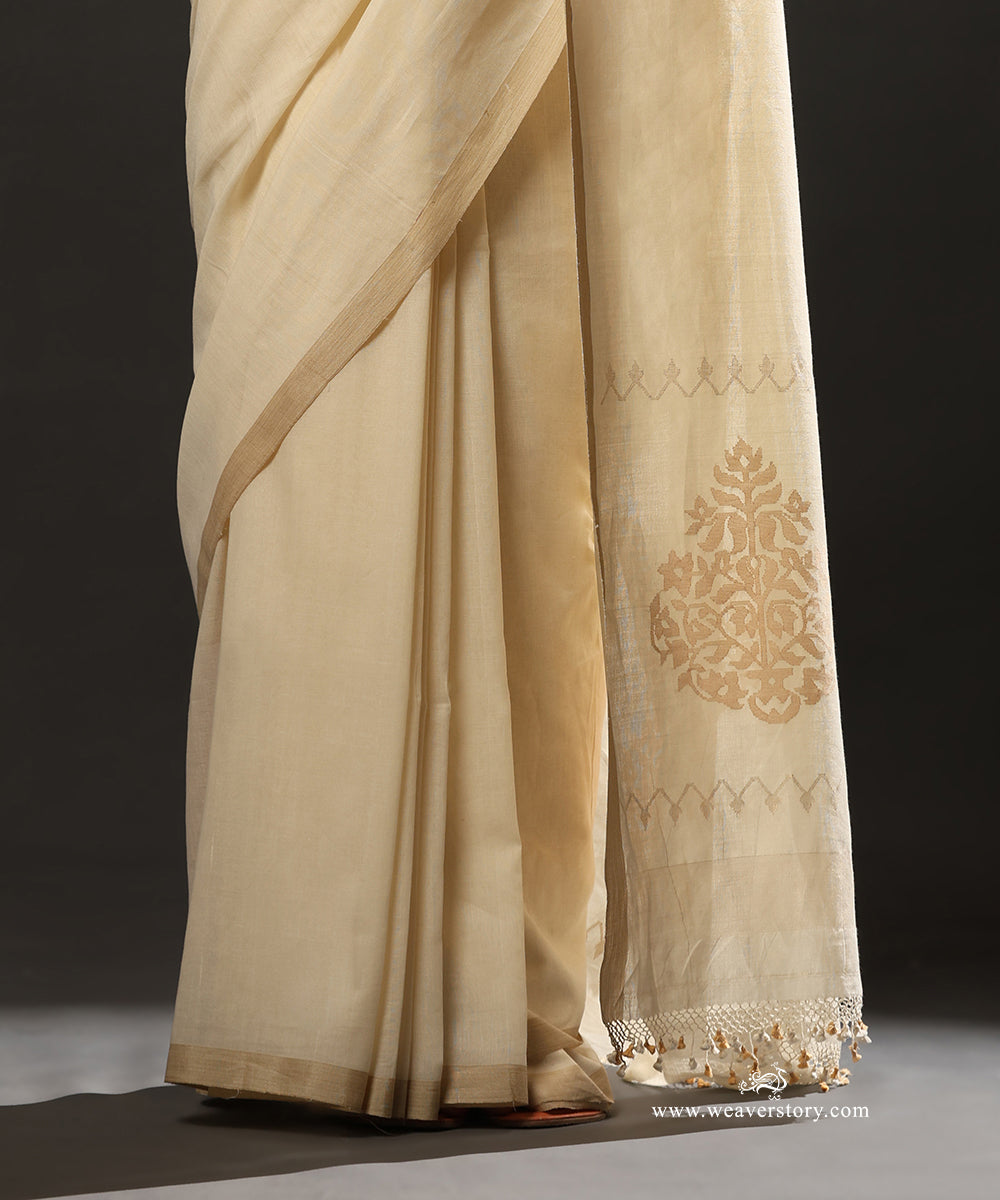 Ivory_Handloom_Pure_Mulmul_Plain_Dhakai_Jamdani_Saree_Saree_With_Rangoli_Motifs_On_Palla_WeaverStory_04