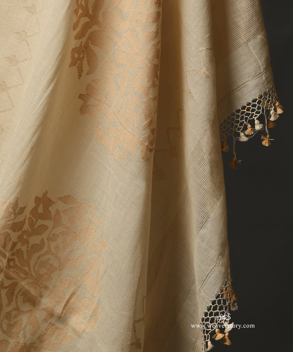 Ivory_Handloom_Pure_Mulmul_Plain_Dhakai_Jamdani_Saree_Saree_With_Rangoli_Motifs_On_Palla_WeaverStory_05