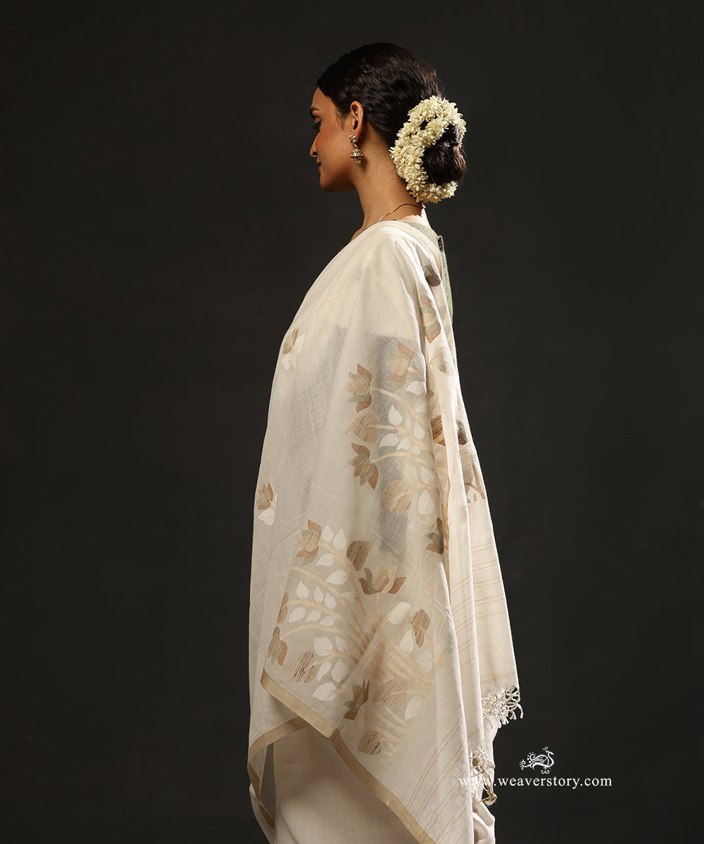 White_Handloom_Pure_Handspun_Dhakai_Jamdani_Saree_With_Lotus_Mofifs_WeaverStory_02