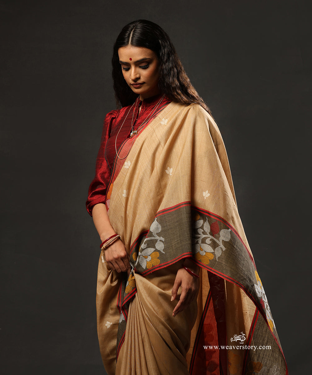 Golden_Beige_Handloom_Pure_Tussar_And_Cotton_Dhakai_Jamdani_Saree_With_Red_And_Black_Flower_Border_WeaverStory_02