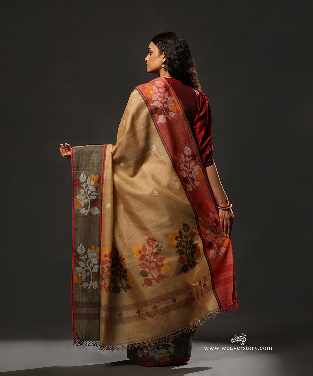 Golden_Beige_Handloom_Pure_Tussar_And_Cotton_Dhakai_Jamdani_Saree_With_Red_And_Black_Flower_Border_WeaverStory_03