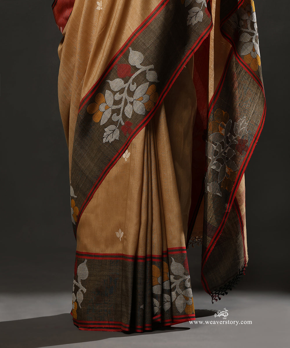 Golden_Beige_Handloom_Pure_Tussar_And_Cotton_Dhakai_Jamdani_Saree_With_Red_And_Black_Flower_Border_WeaverStory_04