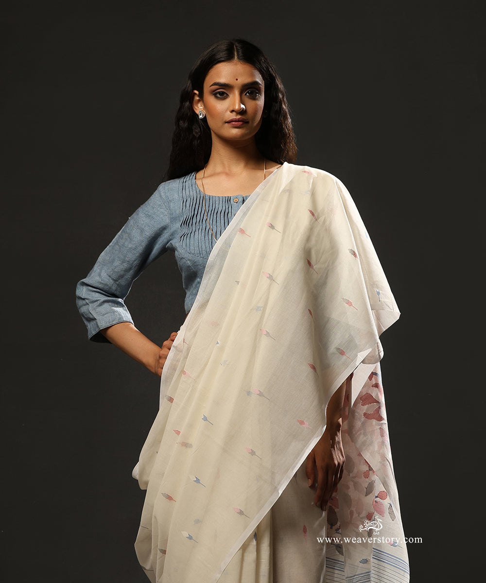 White_Handloom_Pure_Handspun_Cotton_Dhakai_Jamdani_Saree_With_Small_Tulip_Motifs_And_Flower_Palla_WeaverStory_02