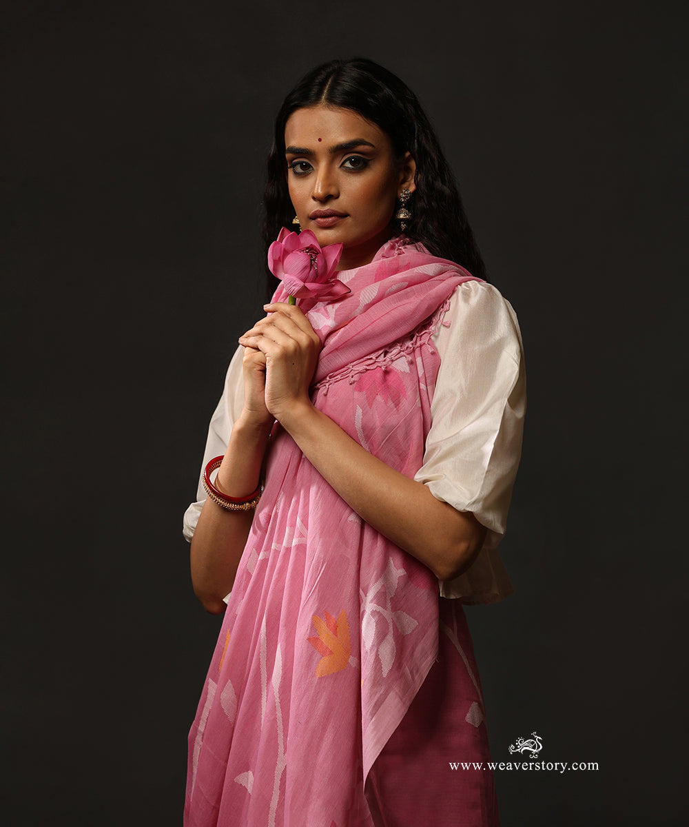 Soft_Pink_Handloom_Pure_Handspun_Cotton_Dhakai_Jamdani_Saree_With_Lotus_And_Floral_Jaal_WeaverStory_02