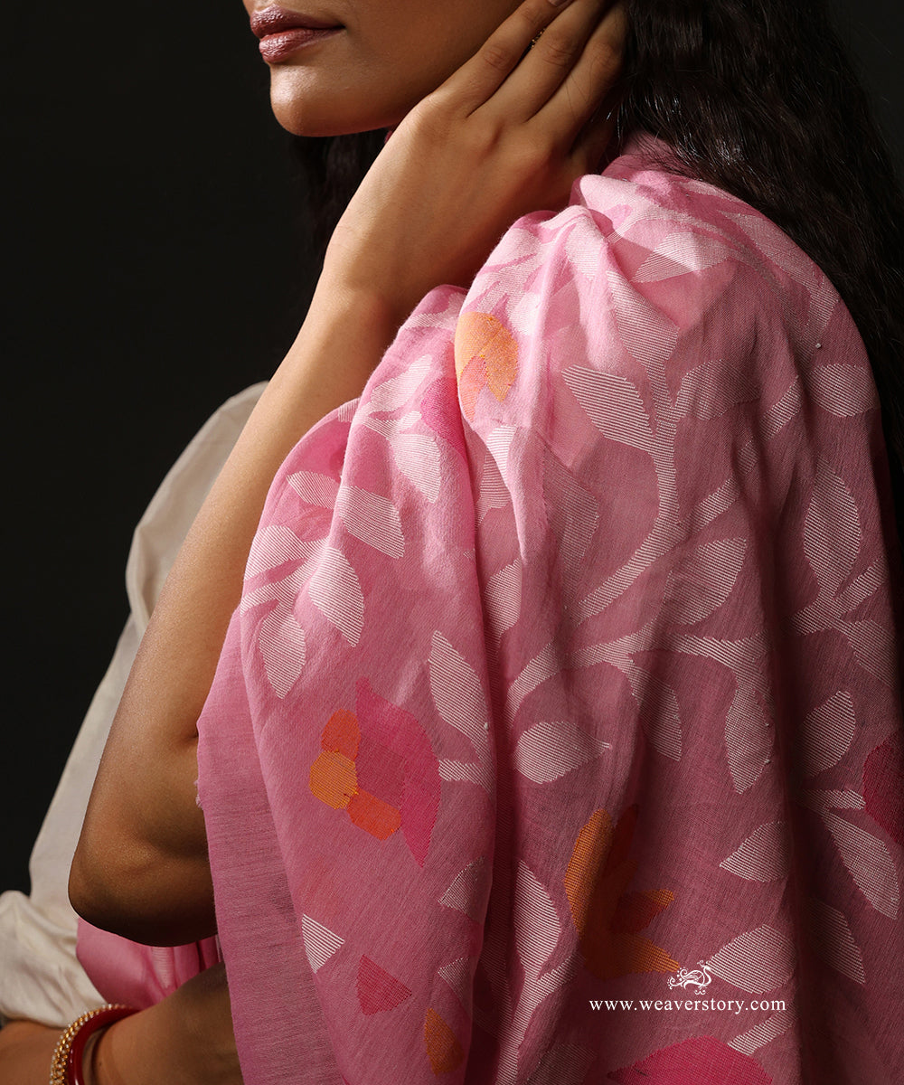 Soft_Pink_Handloom_Pure_Handspun_Cotton_Dhakai_Jamdani_Saree_With_Lotus_And_Floral_Jaal_WeaverStory_05