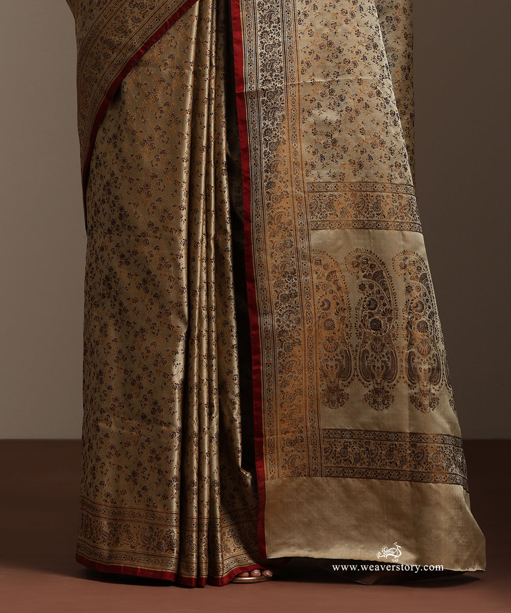 Baige_Handloom_Pure_Katan_Silk_Tanchoi_Jamawar_Saree_With_Allover_Samll_Flower_Jall_And_Paisley_On_Palla_WeaverStory_04