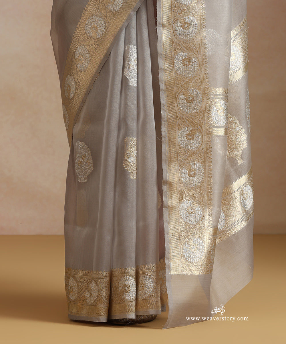 Gray_Handloom_Pure_Kora_Silk_Banarasi_Saree_With_Kadhwa_Ambi_Boota_With_Gold_And_Silver_Flowers_Bel_WeaverStory_04
