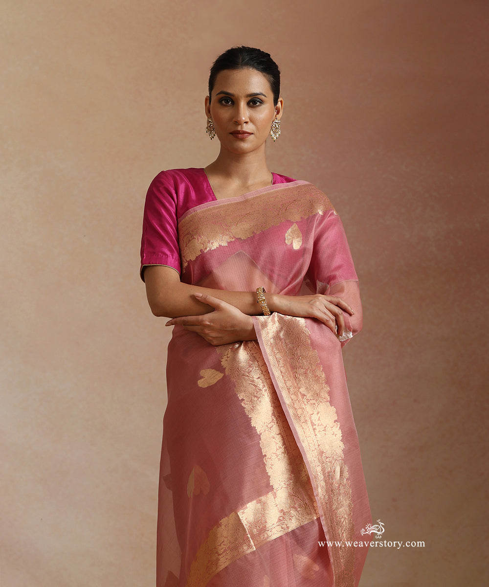 Old_Rose_Pure_Kora_Silk_Banarasi_Saree_With_Kadhwa_Lotus_Leaf_Boota_With_Gold_Zari_Flower_Bel_WeaverStory_01