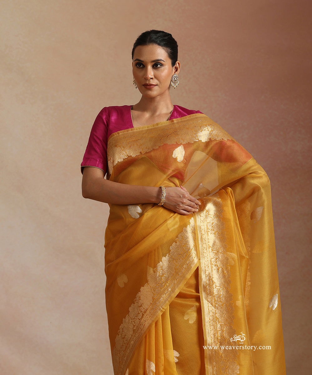 Mustard_Pure_Kora_Silk_Banarasi_Saree_With_Kadhwa_Lotus_Leaf_Boota_With_Gold_Zari_Flower_Bel_WeaverStory_01