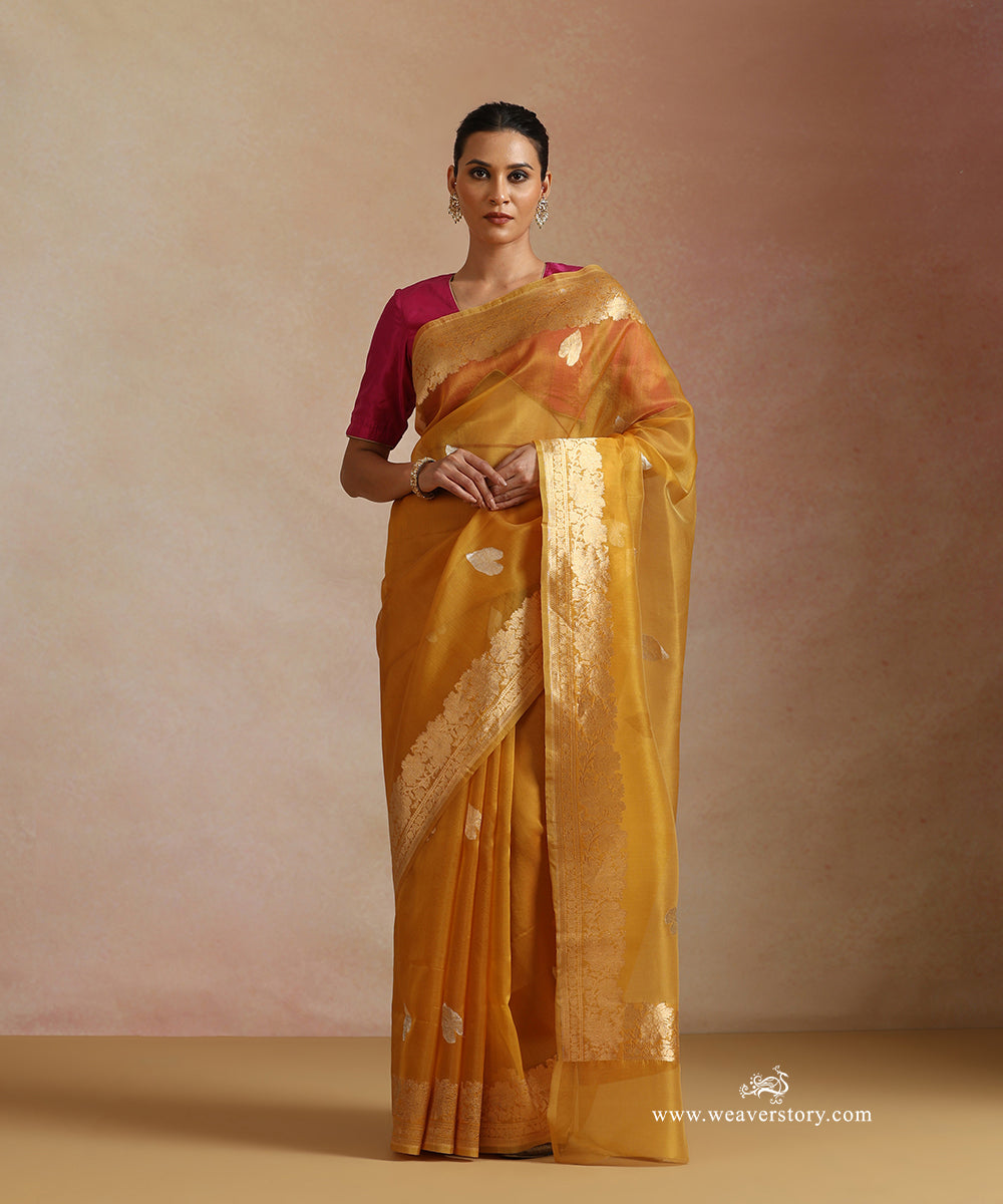 Mustard_Pure_Kora_Silk_Banarasi_Saree_With_Kadhwa_Lotus_Leaf_Boota_With_Gold_Zari_Flower_Bel_WeaverStory_02