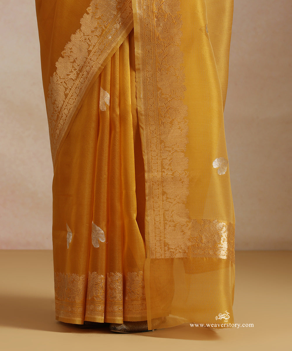 Mustard_Pure_Kora_Silk_Banarasi_Saree_With_Kadhwa_Lotus_Leaf_Boota_With_Gold_Zari_Flower_Bel_WeaverStory_04