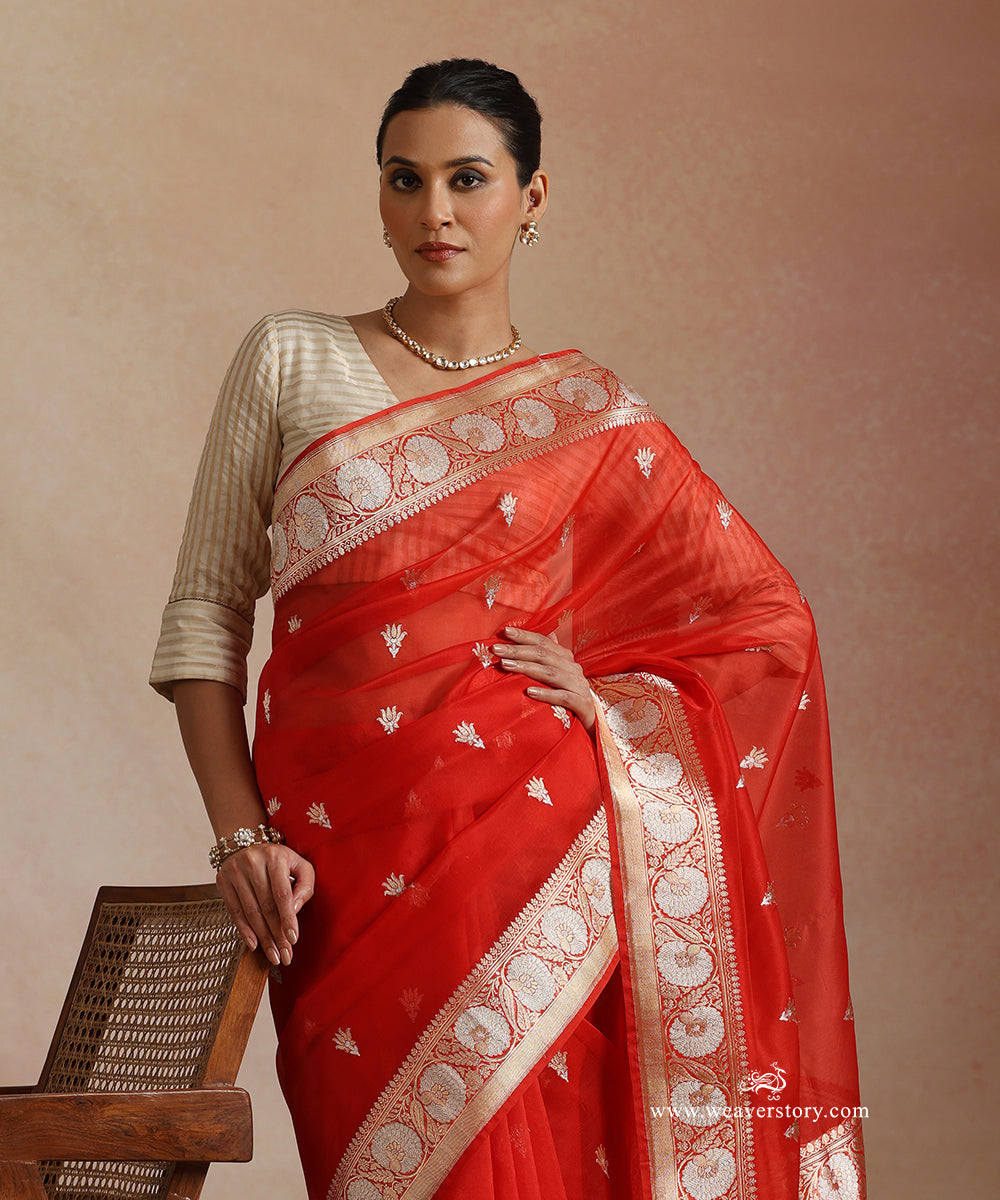 Tomato_Red_Pure_Kora_Silk_Banarasi_Saree_With_Kadhwa_Komal_Booti_And_Guldasta_Motif_On_Pallu_WeaverStory_01
