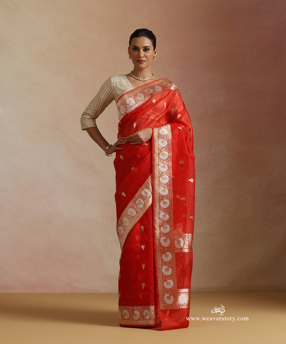 Tomato_Red_Pure_Kora_Silk_Banarasi_Saree_With_Kadhwa_Komal_Booti_And_Guldasta_Motif_On_Pallu_WeaverStory_02