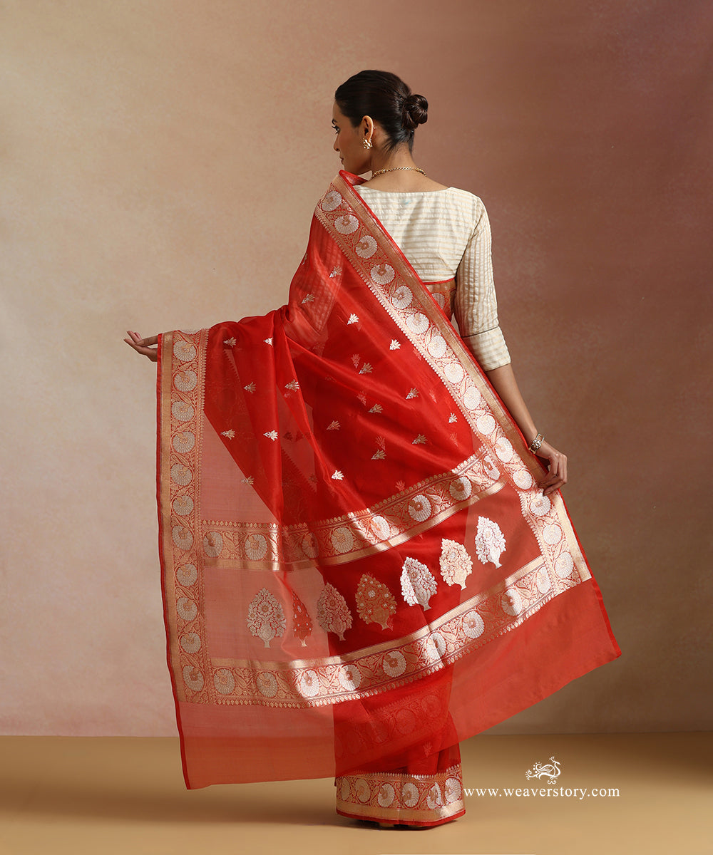 Tomato_Red_Pure_Kora_Silk_Banarasi_Saree_With_Kadhwa_Komal_Booti_And_Guldasta_Motif_On_Pallu_WeaverStory_03