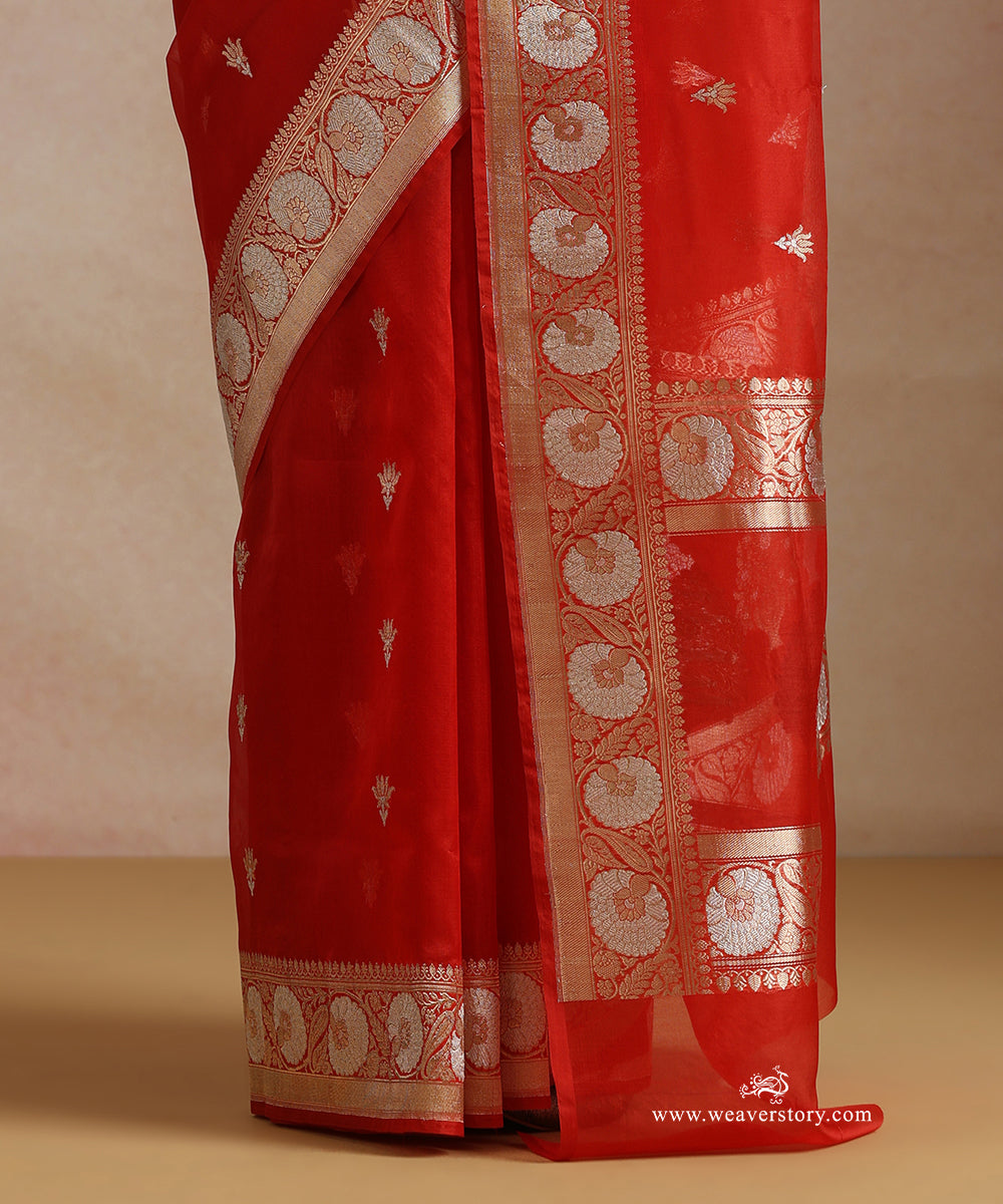 Tomato_Red_Pure_Kora_Silk_Banarasi_Saree_With_Kadhwa_Komal_Booti_And_Guldasta_Motif_On_Pallu_WeaverStory_04