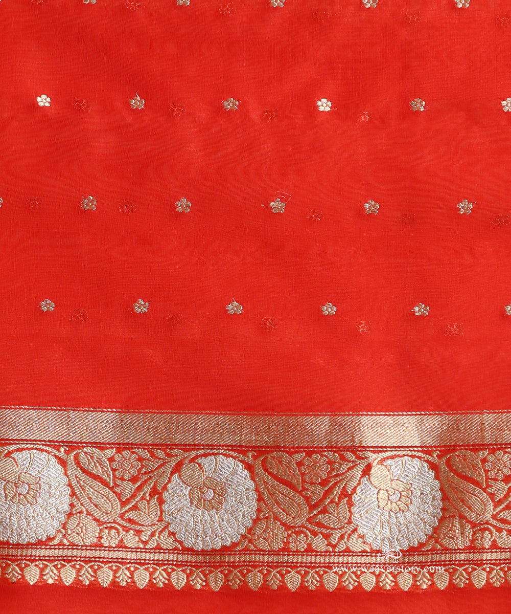 Tomato_Red_Pure_Kora_Silk_Banarasi_Saree_With_Kadhwa_Komal_Booti_And_Guldasta_Motif_On_Pallu_WeaverStory_05